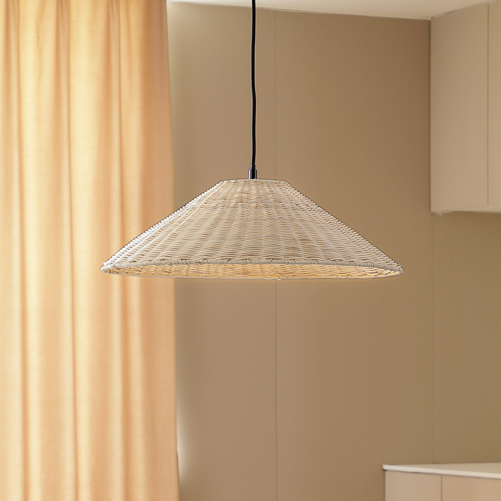 Lámpara colgante Lindby Zyralia, color madera, ratán, Ø 50 cm