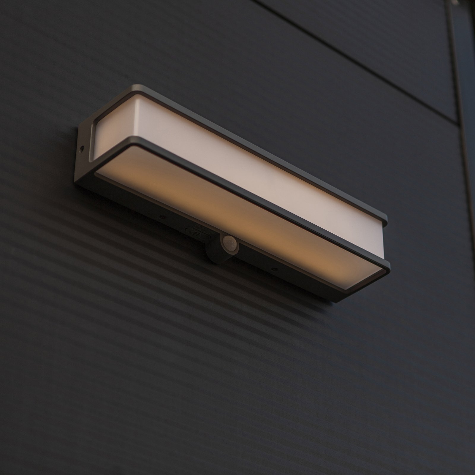LED solární nástěnné svítidlo Doblo se senzorem, šířka 35 cm