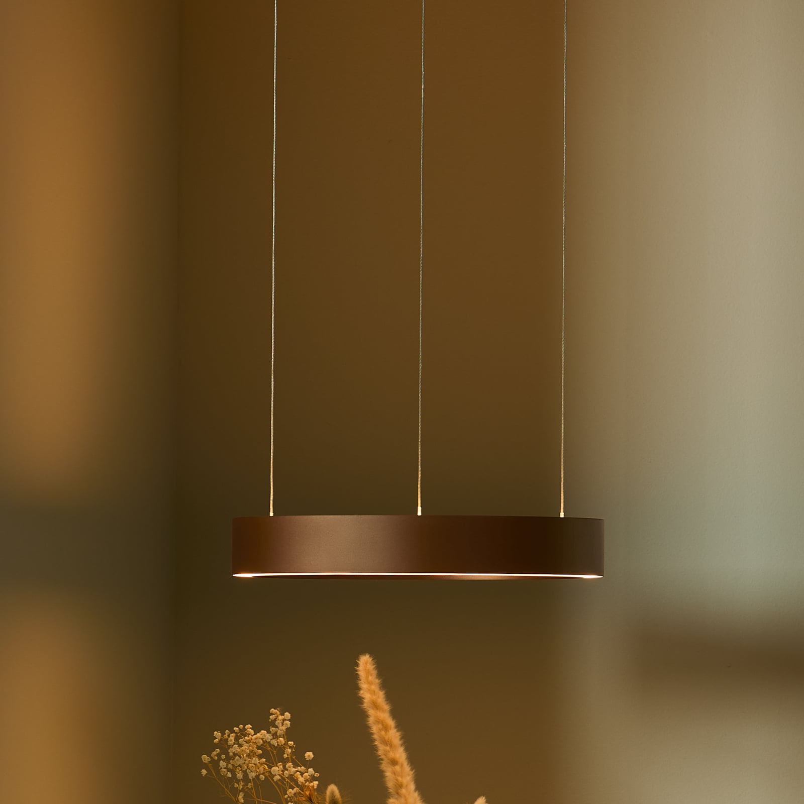 LOOM DESIGN Velora LED hanging light, caramel brown, Ø40cm, dimmable