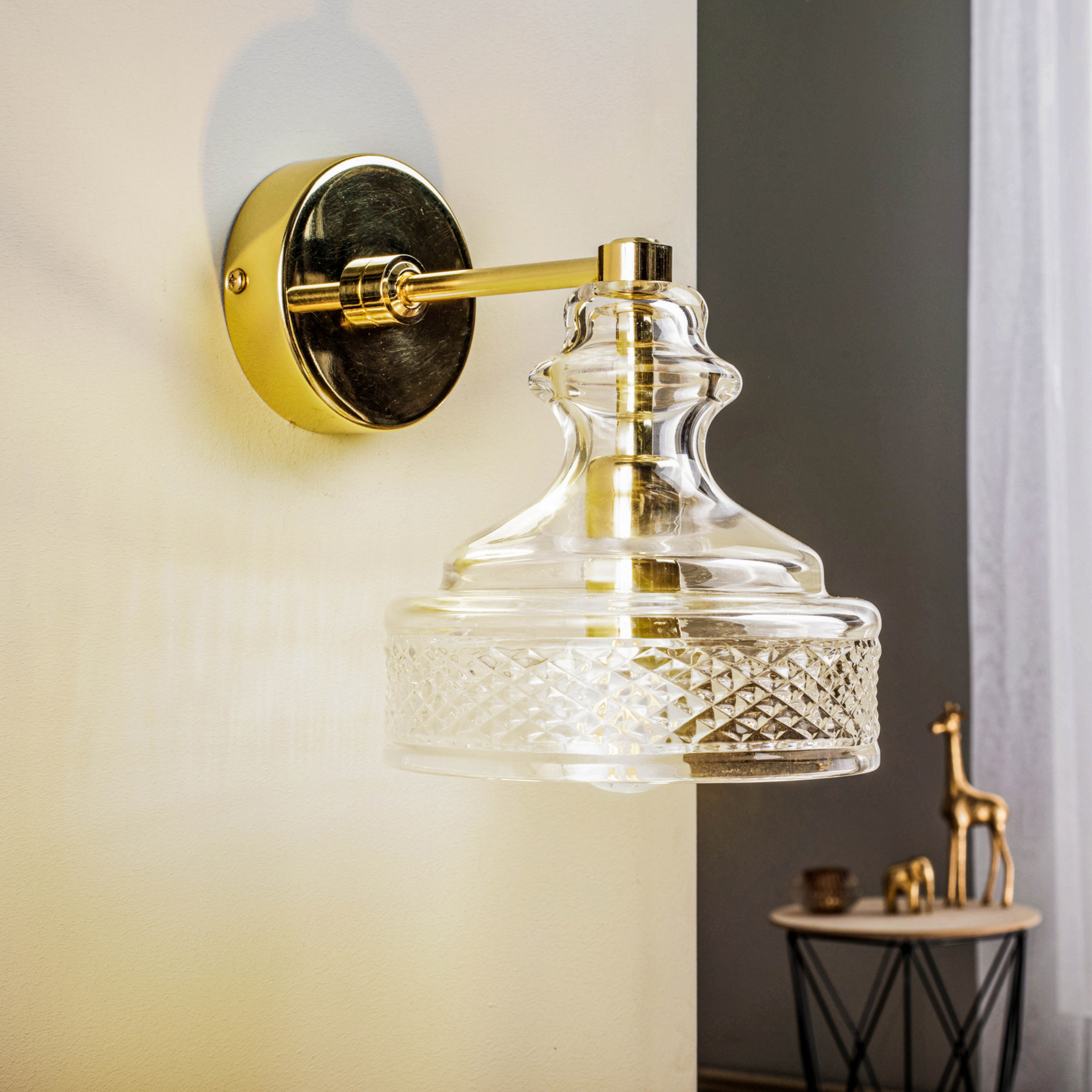 Vegglampe Crosby med vakker glasskjer