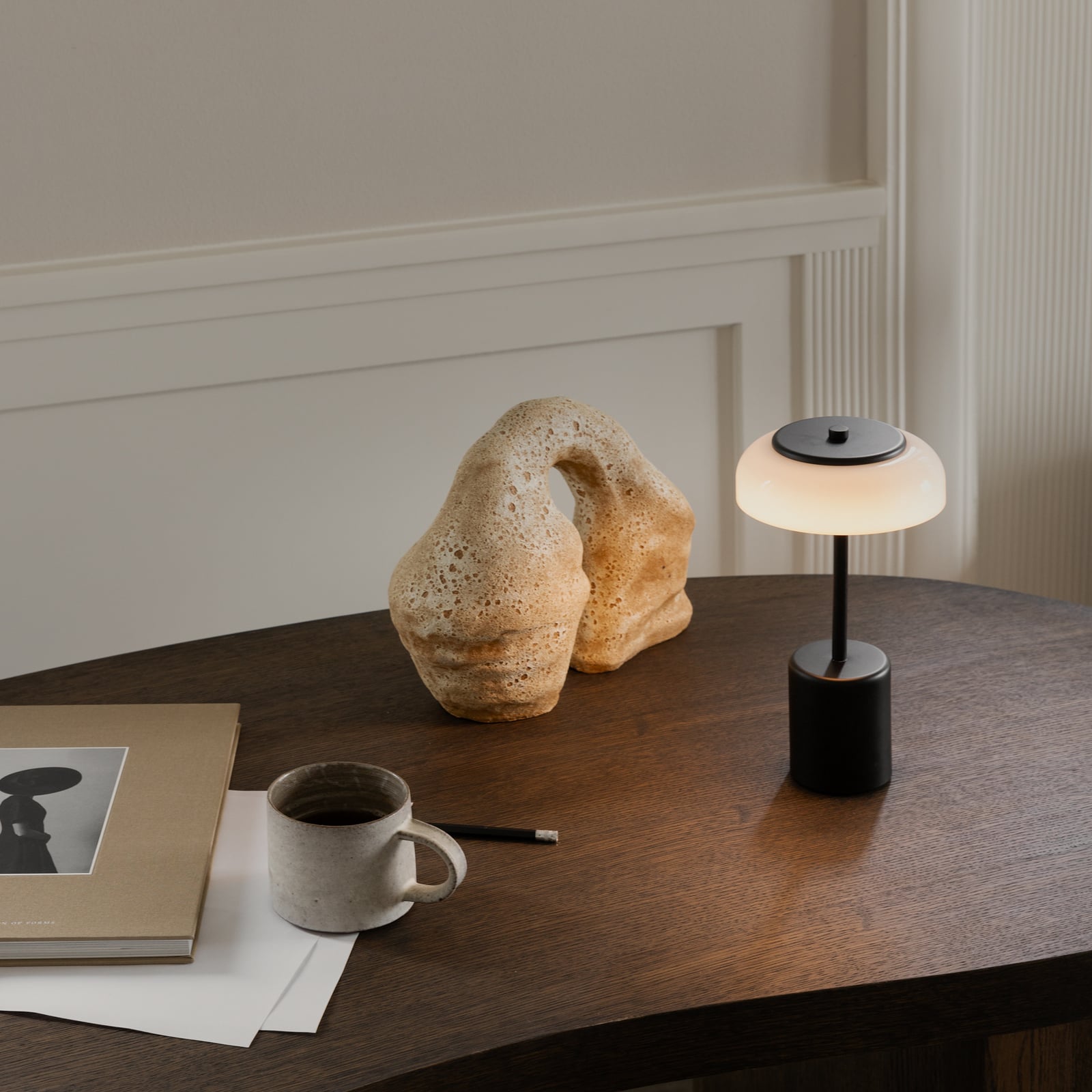 Nuura lampe à poser LED rechargeable Blossi, hauteur 26 cm, noir/opale