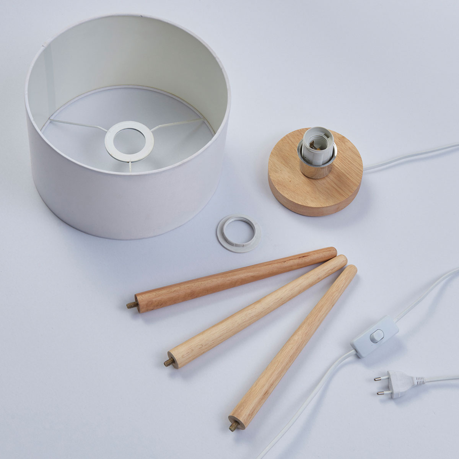 Lámpara de mesa de madera Charlia, pantalla blanca