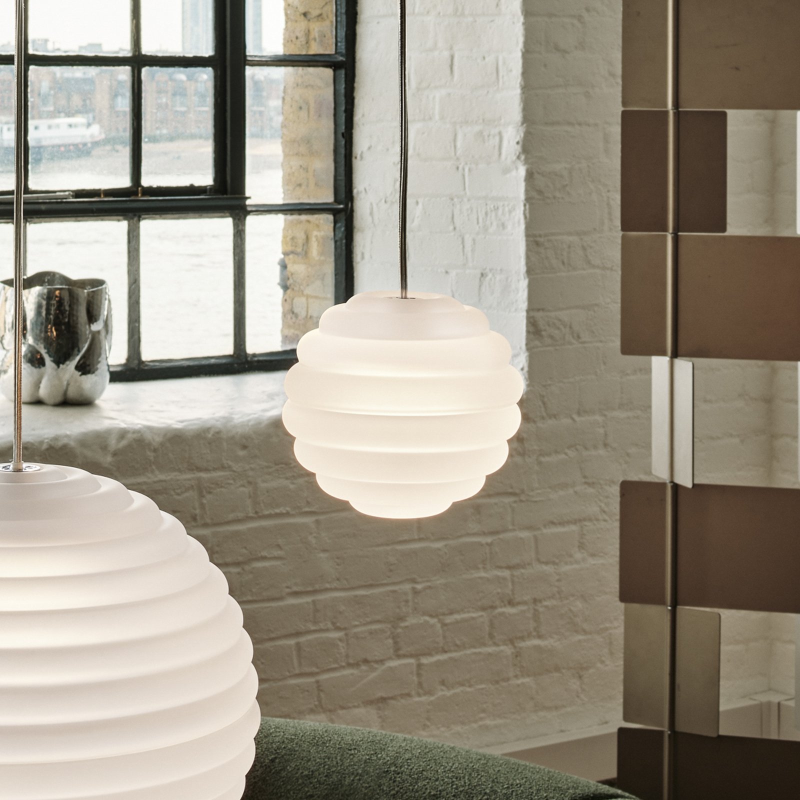 Candeeiro suspenso LED Tom Dixon Press Sphere Mini fosco Ø 15 cm Candeeiro suspenso LED Tom Dixon Press Sphere Mini fosco Ø 15 cm