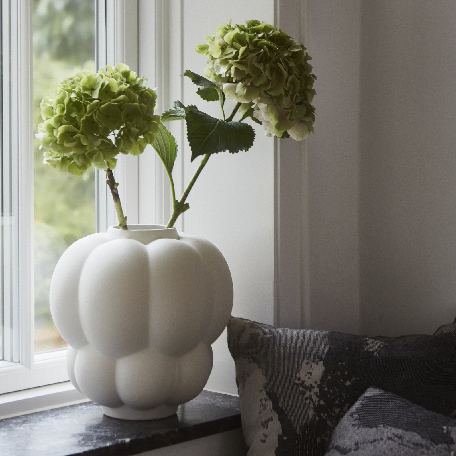 Uva Vase Medium Cream - AYTM