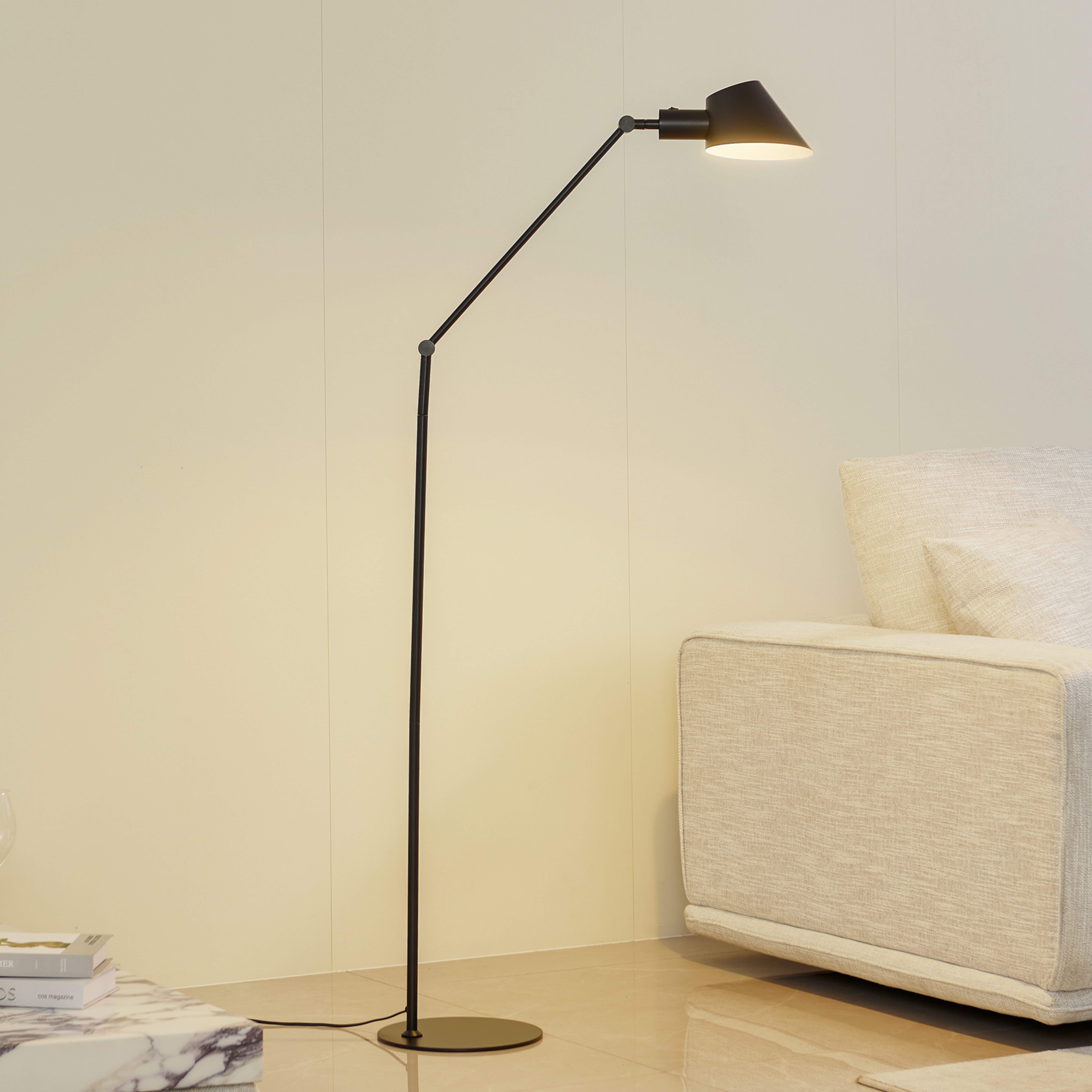 Подова лампа Lindby Corali, черна, метал, височина 176,5 см