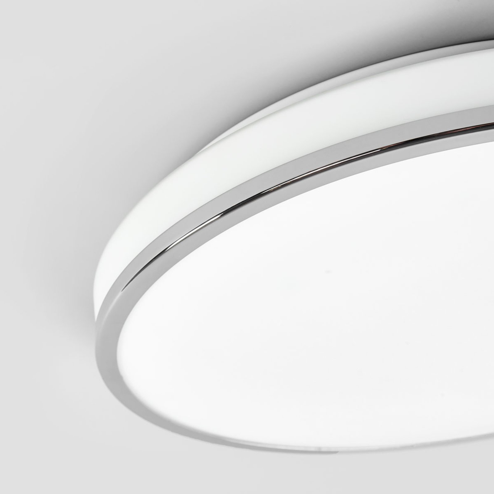 Lyss Loftlampe White/Chrome - Lindby