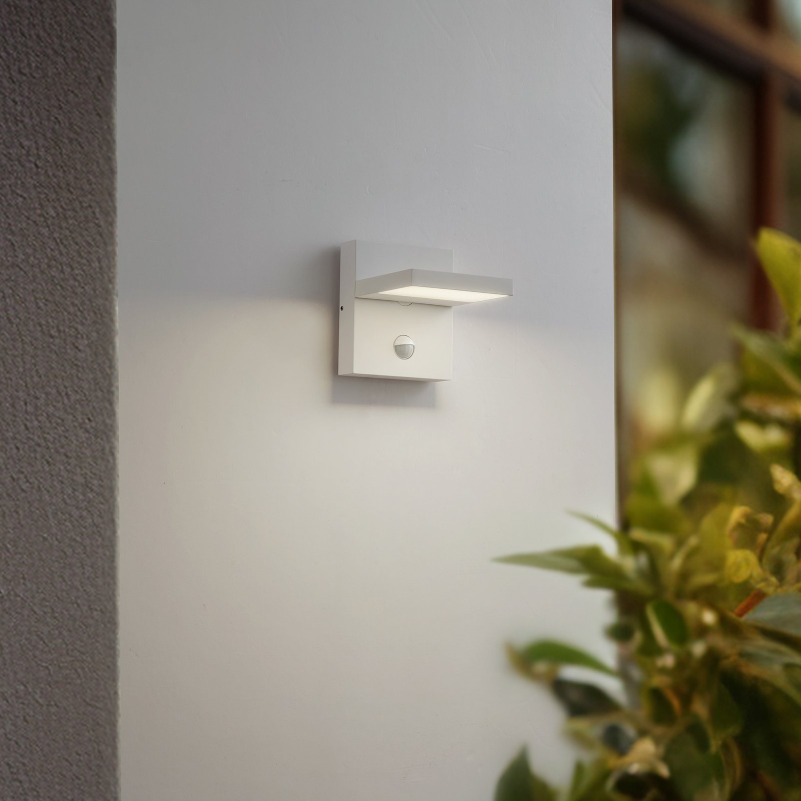 Lucande LED outdoor wall lamp Silvan, white, sensor, IP54, 16cm