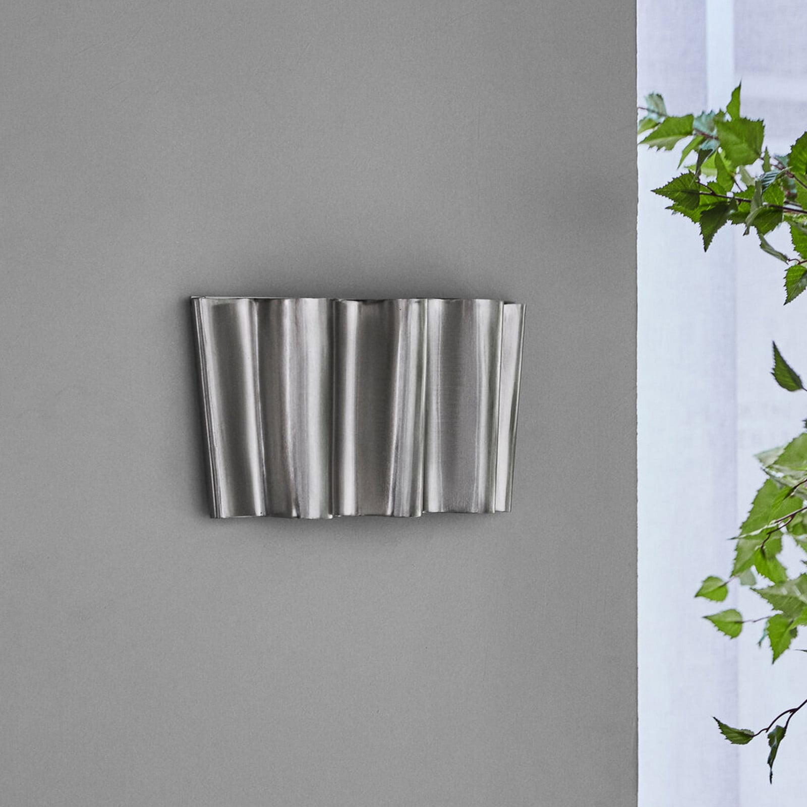 Flola vägglampa, bredd 36 cm, silver, stickkontakt – House Doctor - Hall - Design - Metall - Med en ljuskälla