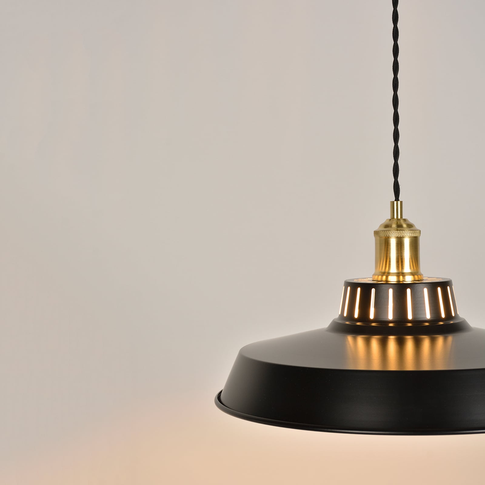 Pakabinamas šviestuvas „Thelma“, matinė juoda spalva, skersmuo 38 cm, metalas