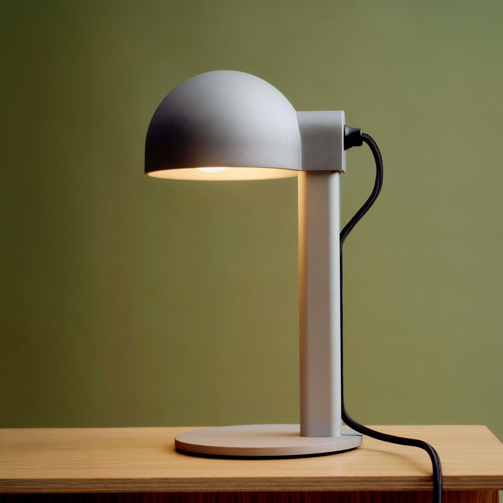 Posto bordlampe, sølv/grå, høyde 28 cm, E14, aluminium – HAY Posto bordlampe, sølv/grå, høyde 28 cm, E14, aluminium – HAY