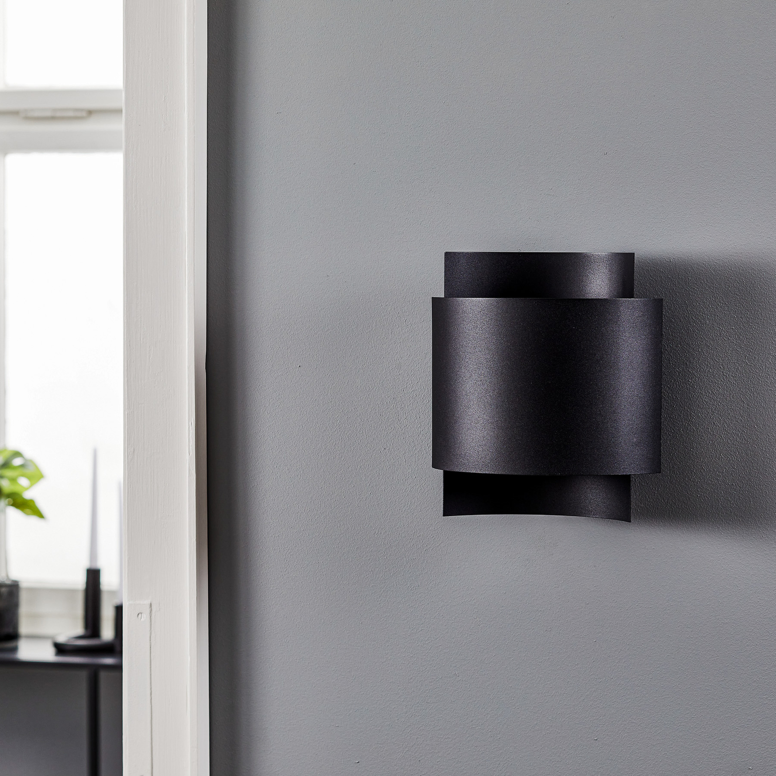 Pako zidna lampa izrađena od dvije čelične ploče u crnoj boji