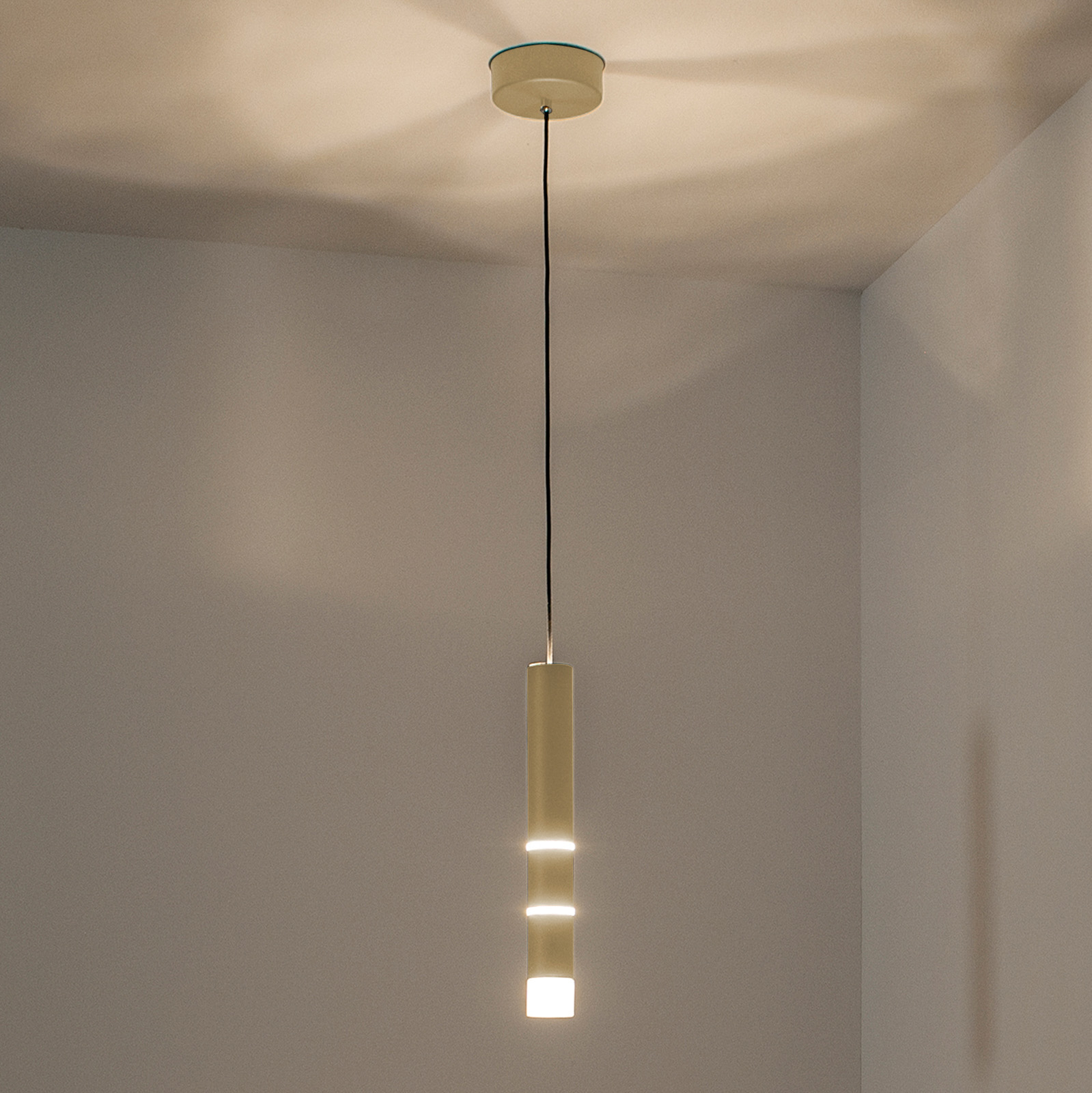 Vega LED-Hängeleuchte, ein Zylinder, messing - PURE