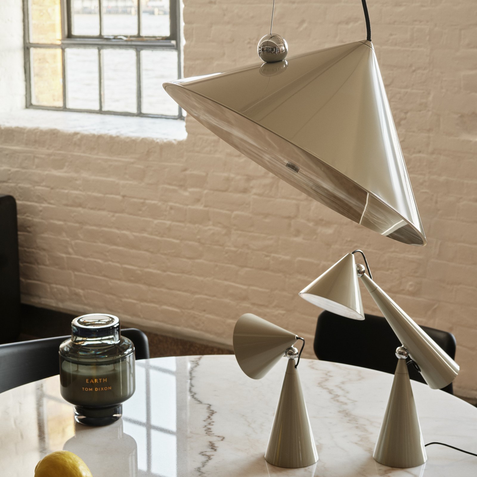 Candeeiro suspenso LED Pose da Tom Dixon, cinzento-bege, Ø 43 cm, aço regulável