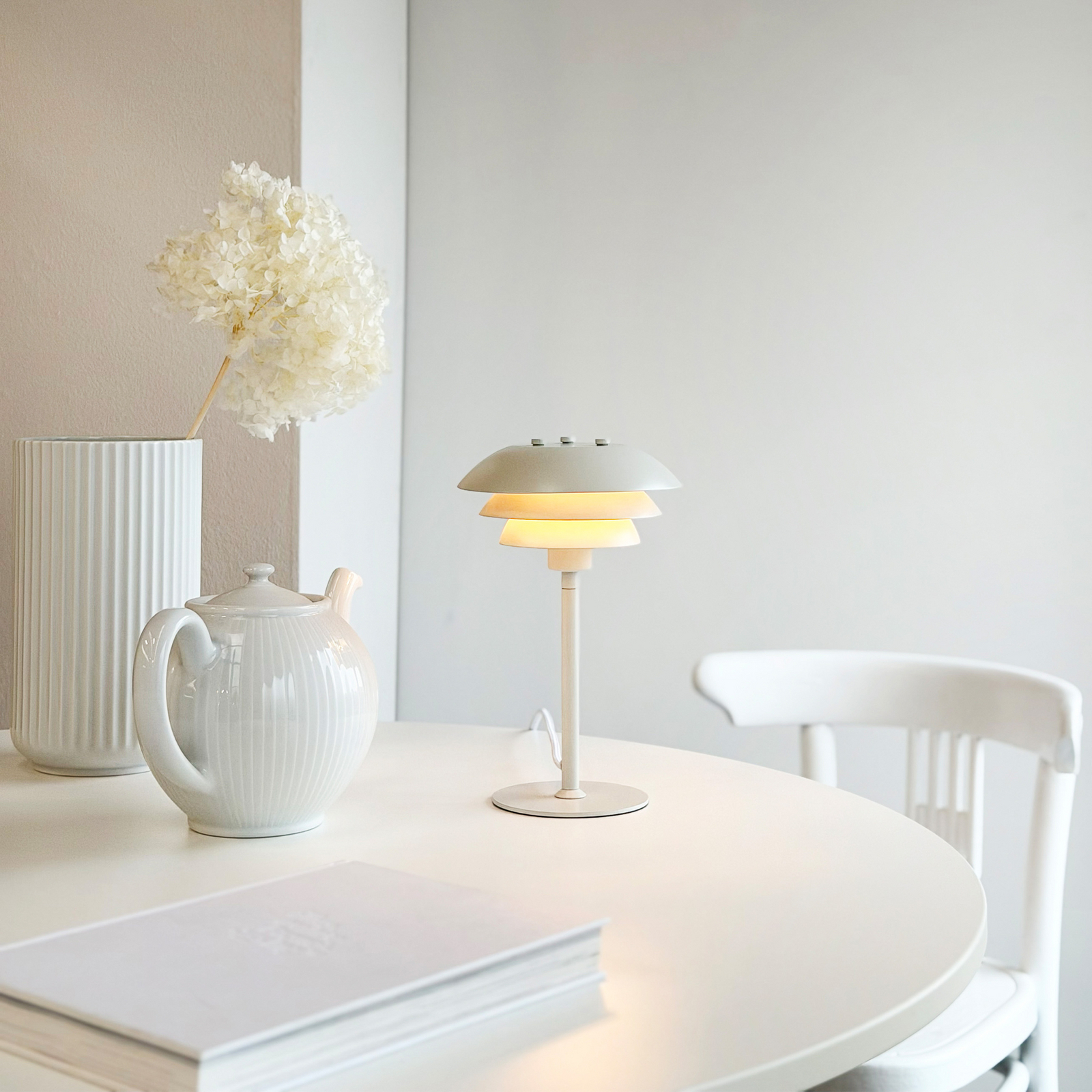 SIXTEEN bordlampe, perlehvid, metal, E27 – Dyberg Larsen SIXTEEN bordlampe, perlehvid, metal, E27 – Dyberg Larsen