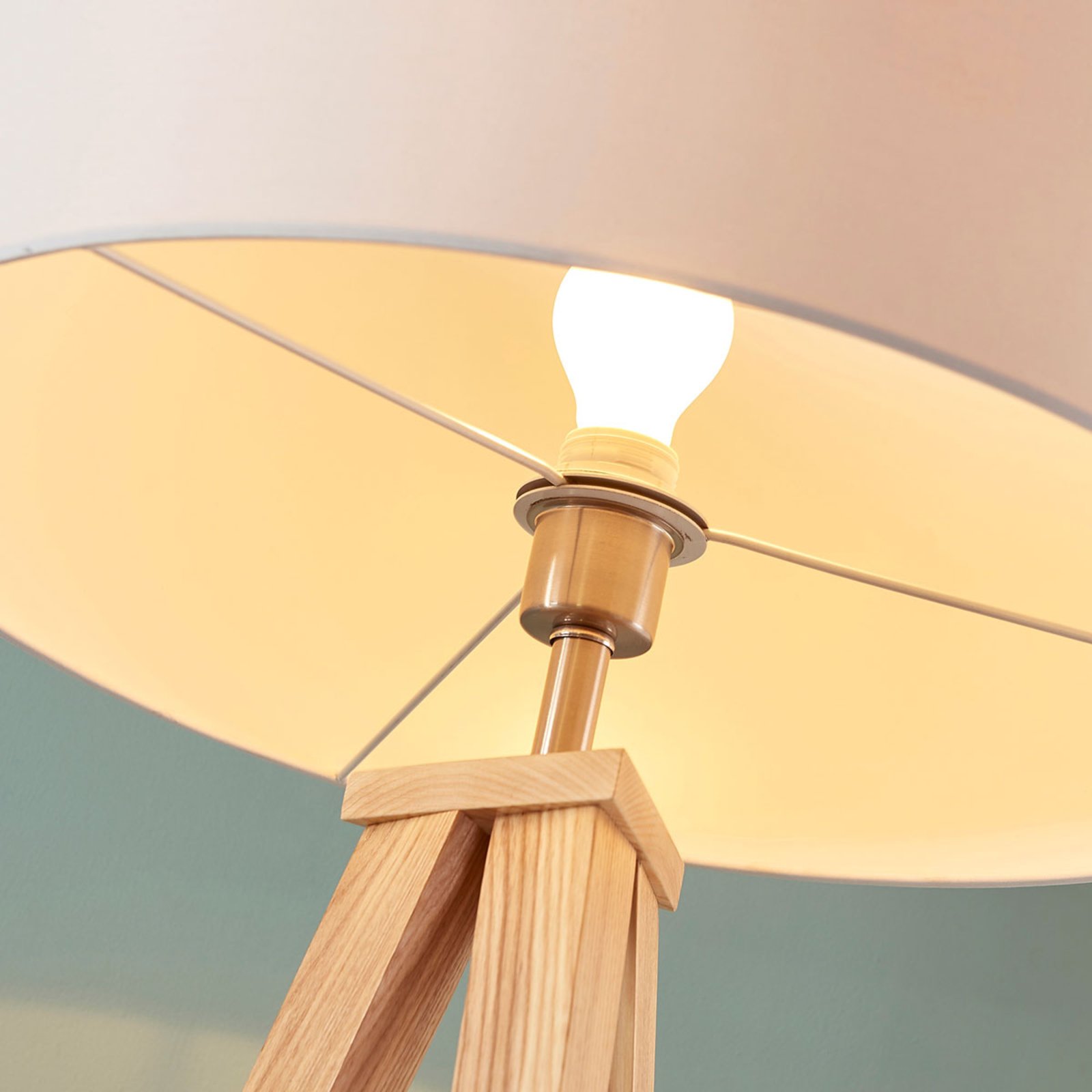Gulvlampe Mya med tre bein i tre med hvit skjerm Gulvlampe Mya med tre bein i tre med hvit skjerm