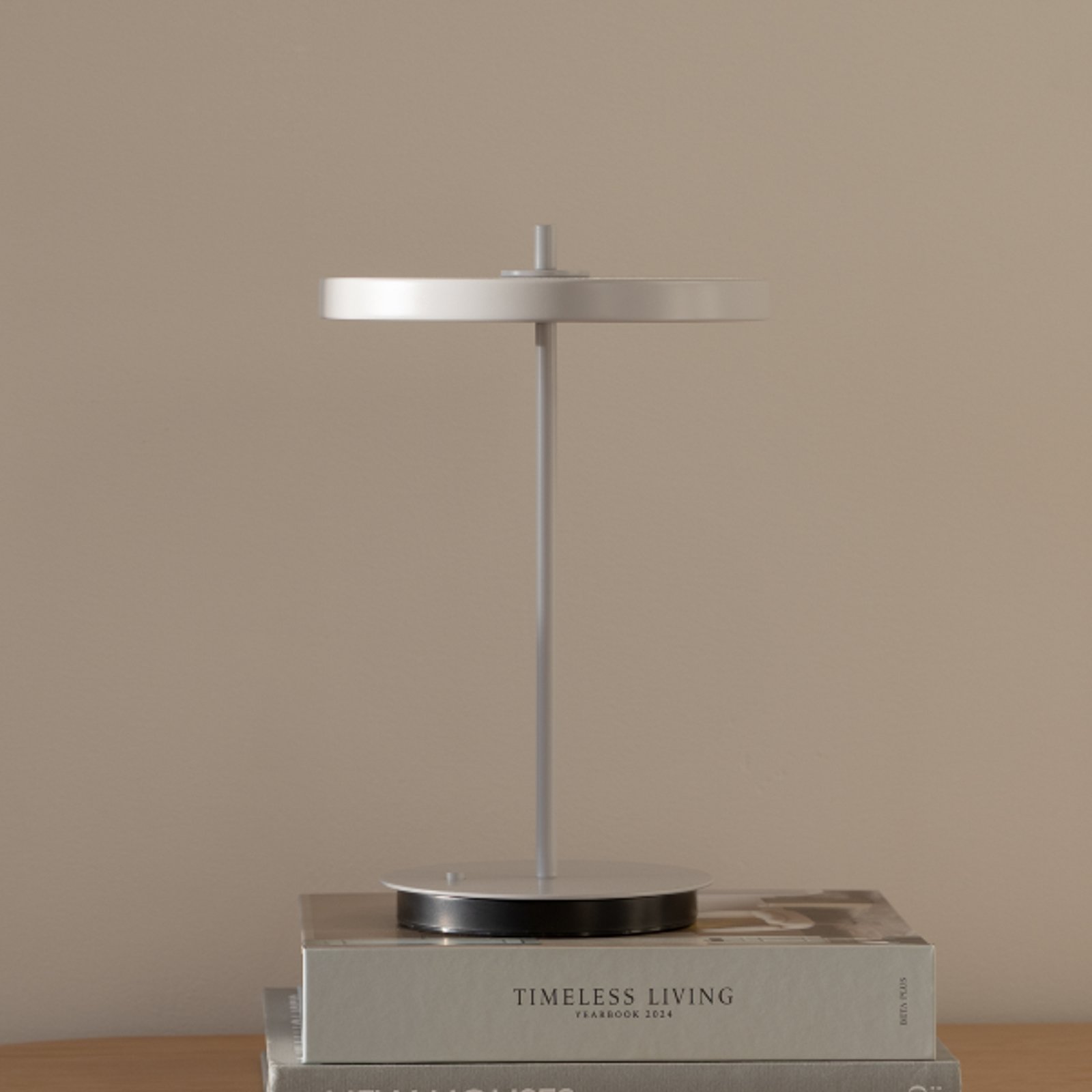 UMAGE LED ladattava pöytävalaisin Asteria Move sumu harmaa uni, 31cm