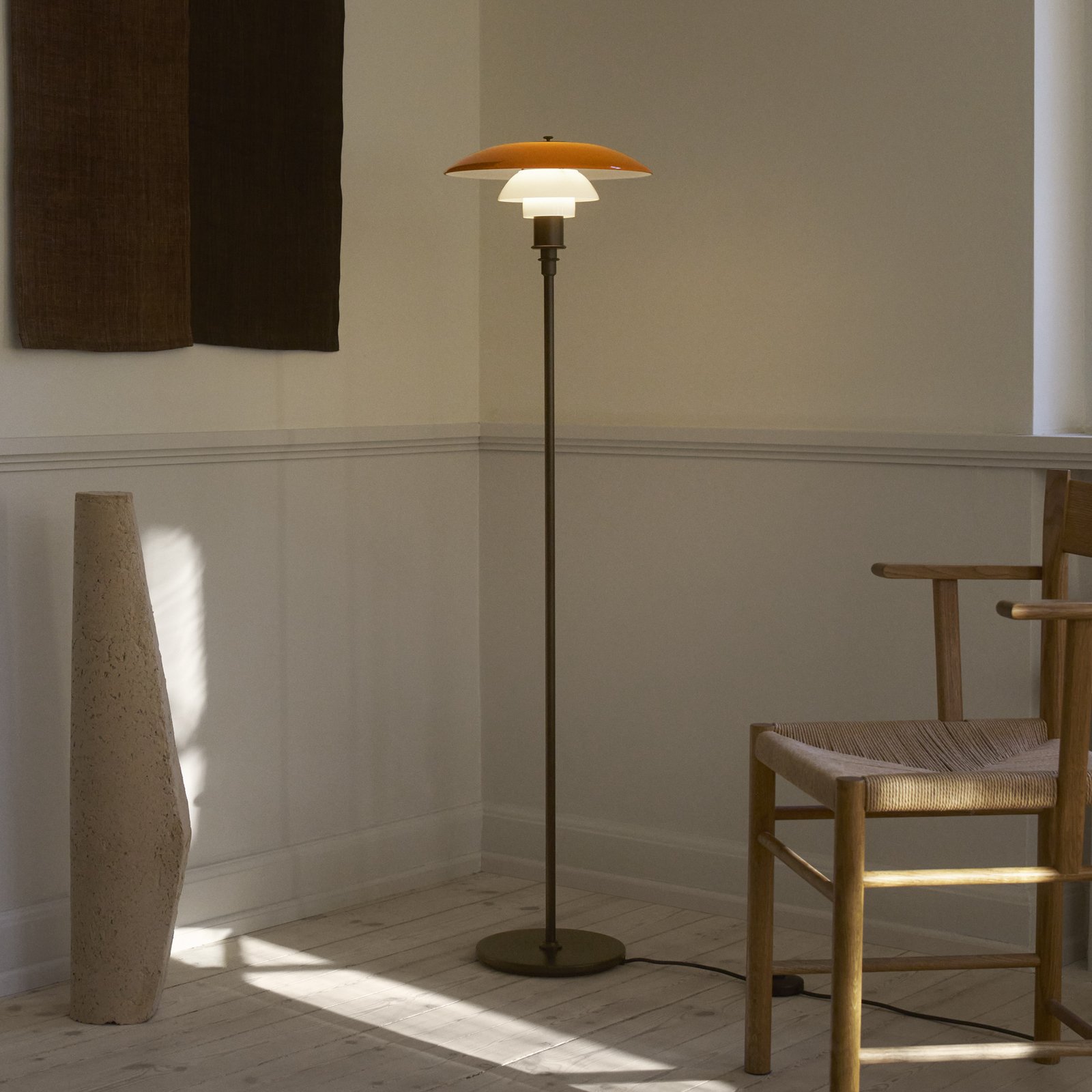 PH 3½-2½ stojacia lampa, brúsená mosadz, jantár - Louis Poulsen PH 3½-2½ stojacia lampa, brúsená mosadz, jantár - Louis Poulsen