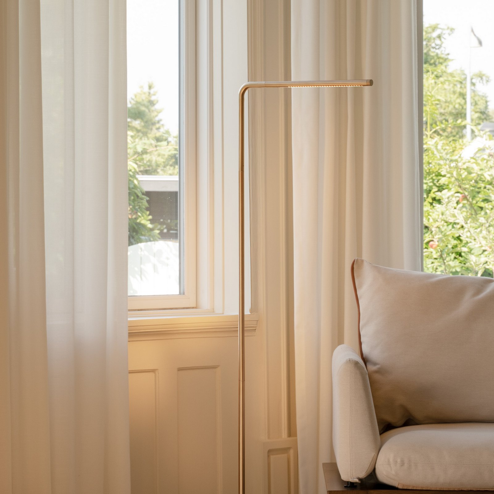 Candeeiro de pé LED UMAGE Omni, cor latão, altura 143 cm, 2 lâmpadas.