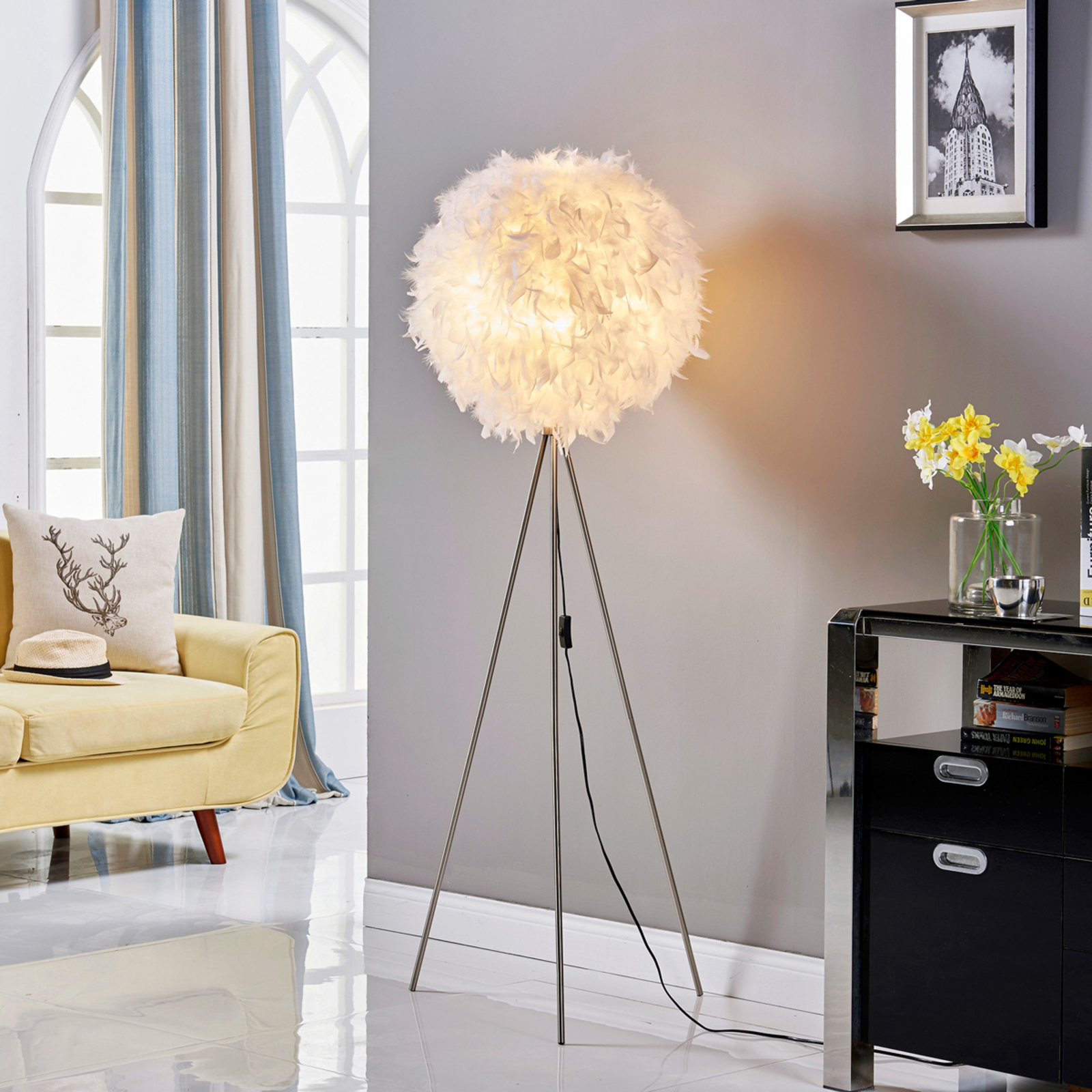 Pauline - Dreibein-Stehlampe mit Federschmuck
