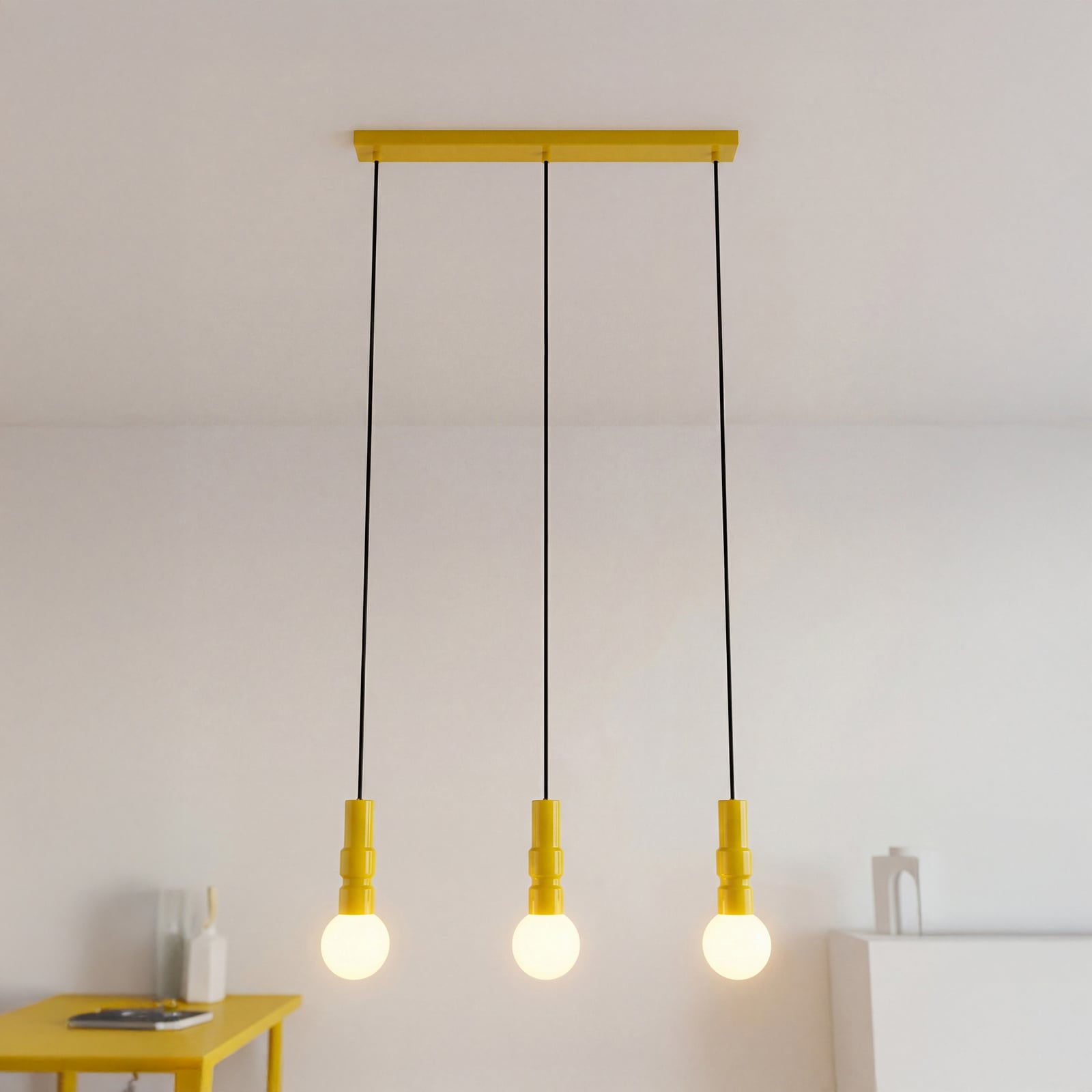 Lampă suspendată OSRAM Decor Bolty, galbenă, lungime 66 cm, cu 3 becuri Lampă suspendată OSRAM Decor Bolty, galbenă, lungime 66 cm, cu 3 becuri