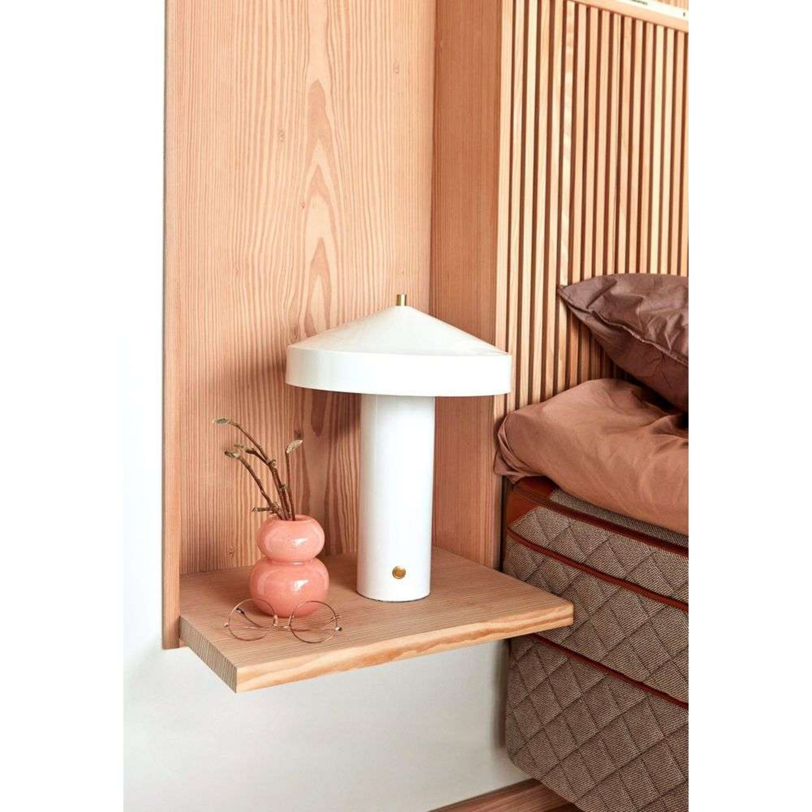 Lampa stołowa OYOY Living Design Hatto, beżowa, metalowa, E27 Lampa stołowa OYOY Living Design Hatto, beżowa, metalowa, E27