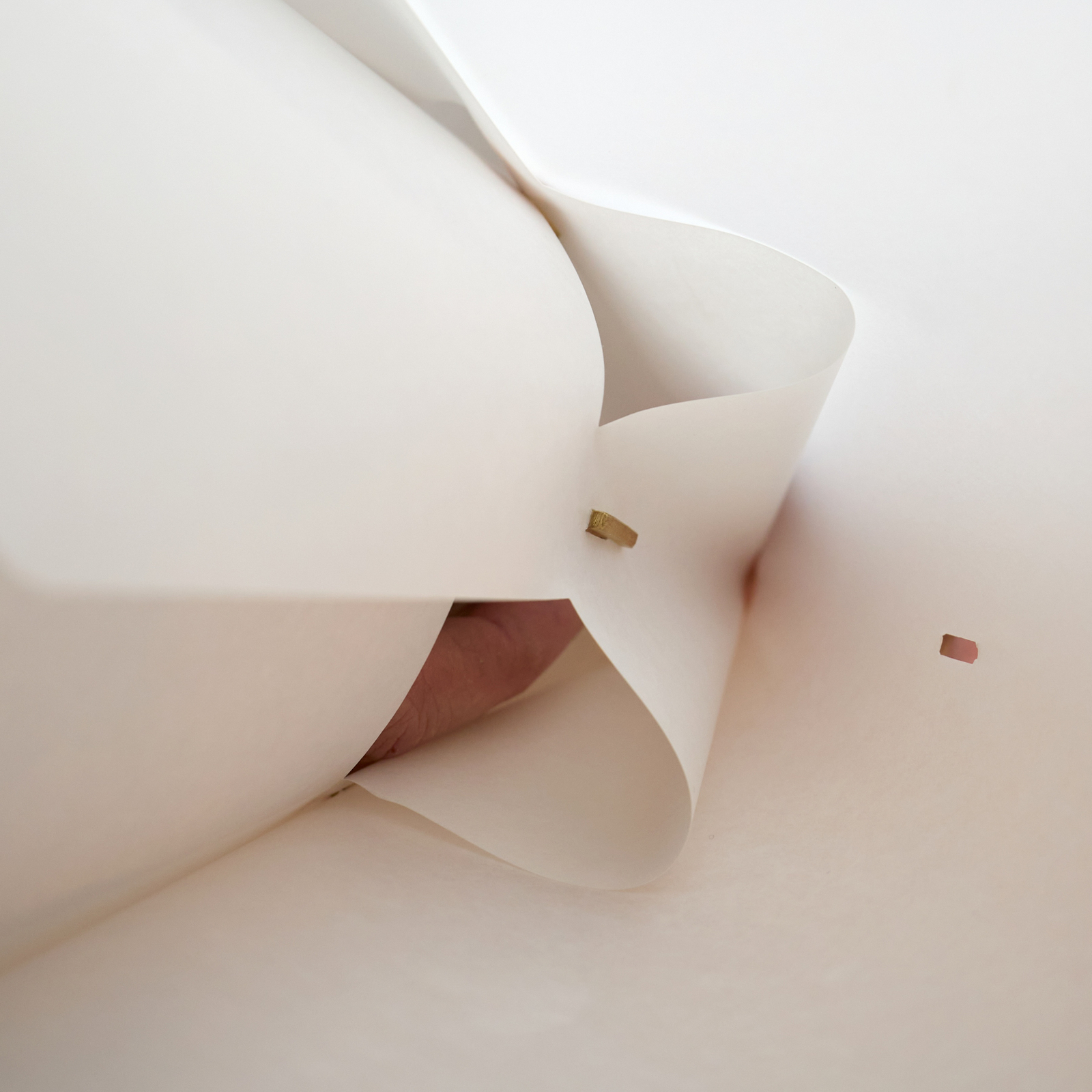 Suspension Sinuate, laiton/blanc, Ø 75 cm, E27, papier - Moebe Suspension Sinuate, laiton/blanc, Ø 75 cm, E27, papier - Moebe