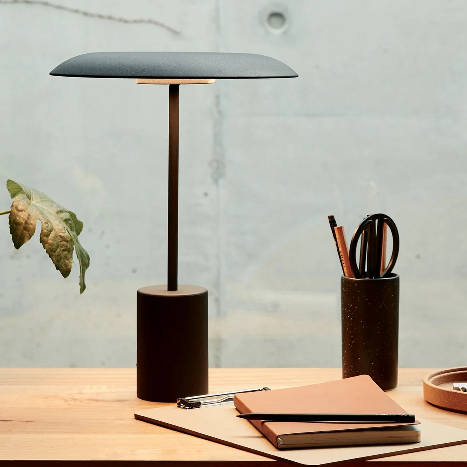 Beacon LED asztali lámpa Smith, fekete, fém, USB csatlakozóval