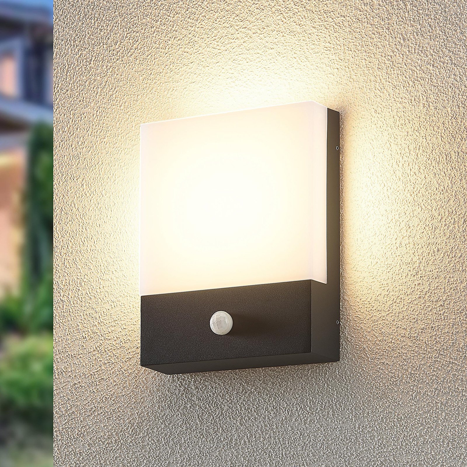 Lindby Vanira LED-Wandleuchte für außen mit Sensor