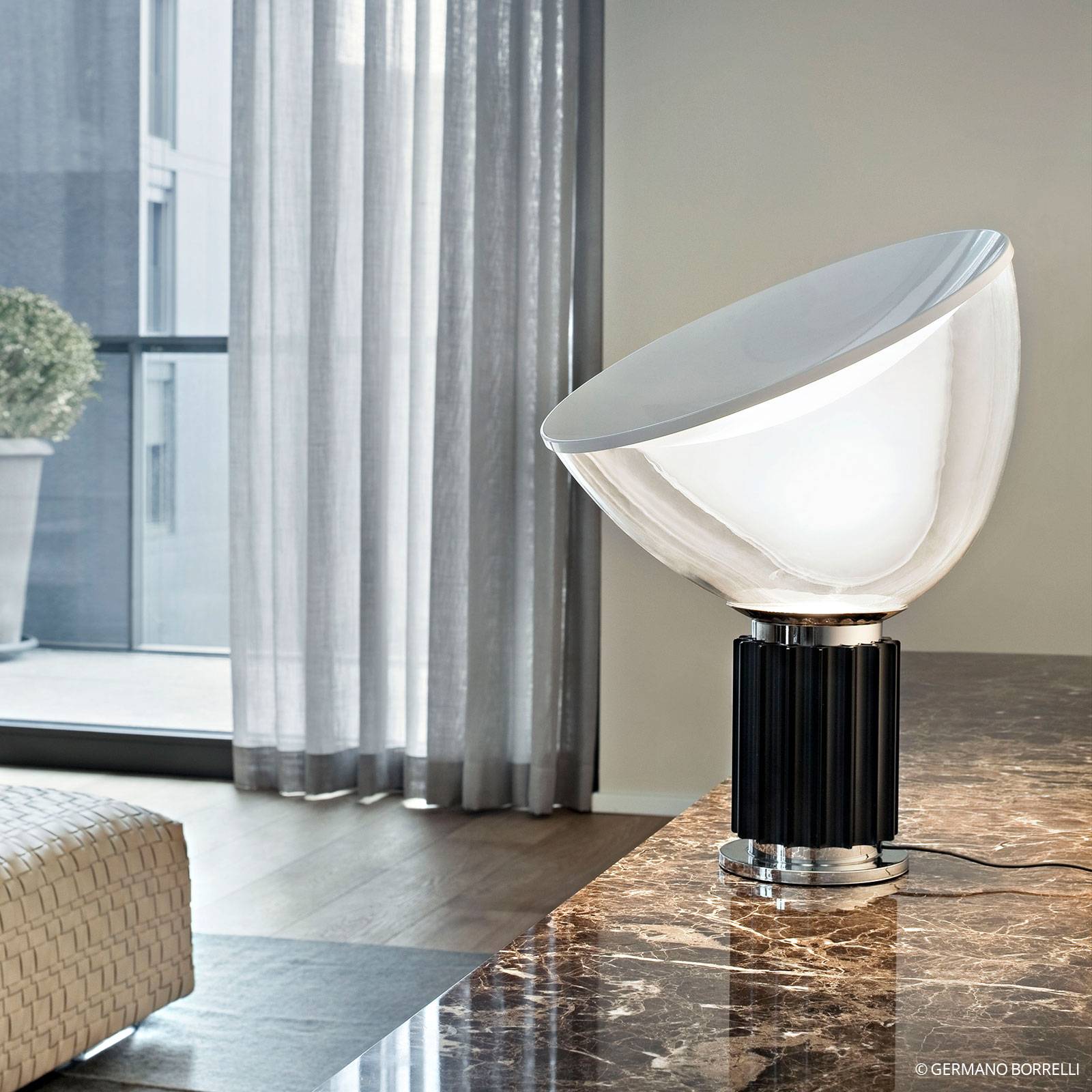 FLOS Taccia small - lampa stołowa LED, czarna