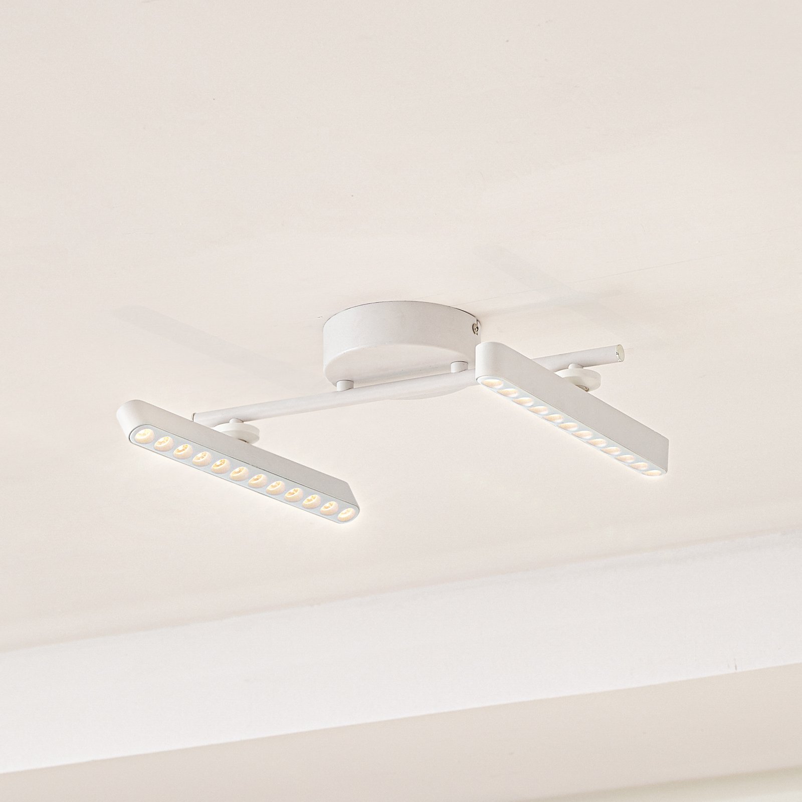 Lindby LED-Strahler Eldrin, weiß, 20W, 2-flg., Metall, 53 cm