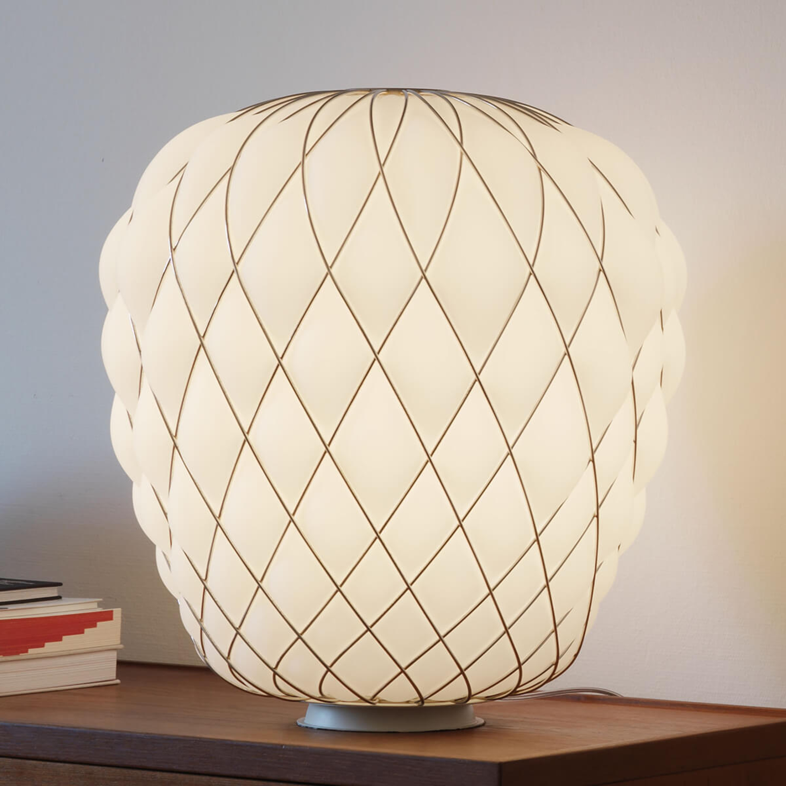 Designer bordlampe Pinecone av melkeglass