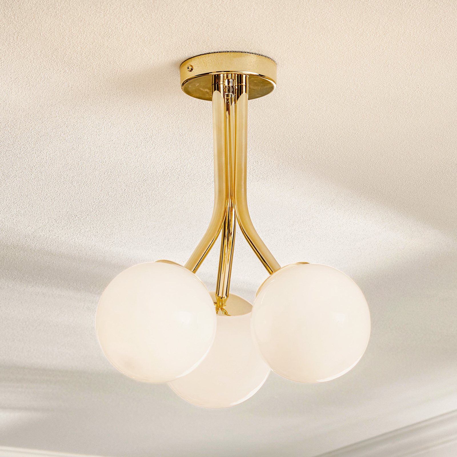 Plafondlamp Selva met drie glasbollen, goud