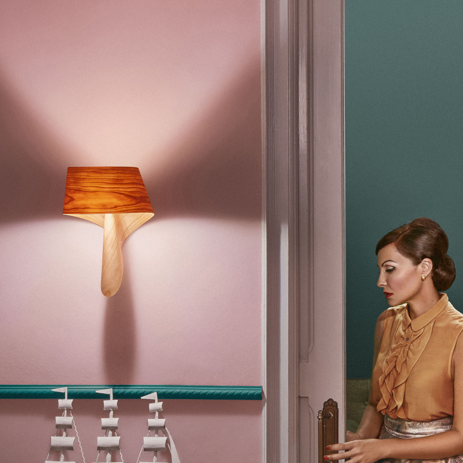 LZF Air Wandleuchte aus Holzfurnier