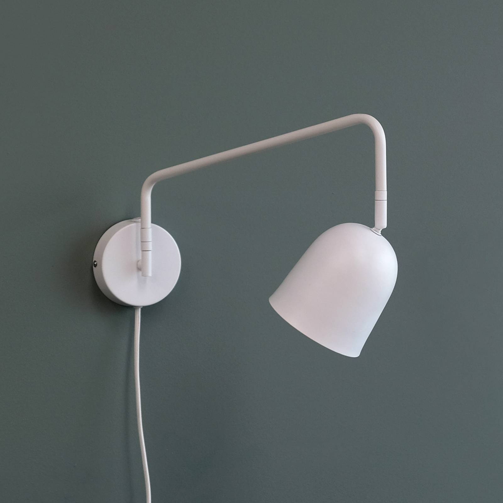 Lampa ścienna Dyberg Larsen Manchester, biała, wysięg 45 cm