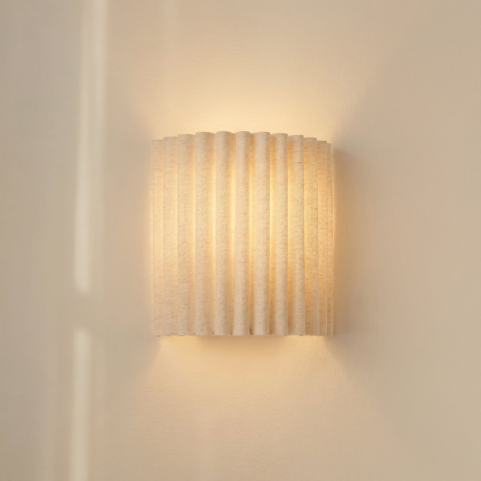 Lindby vägglampa Libbie, höjd 20 cm, linne, krämfärgad, E27