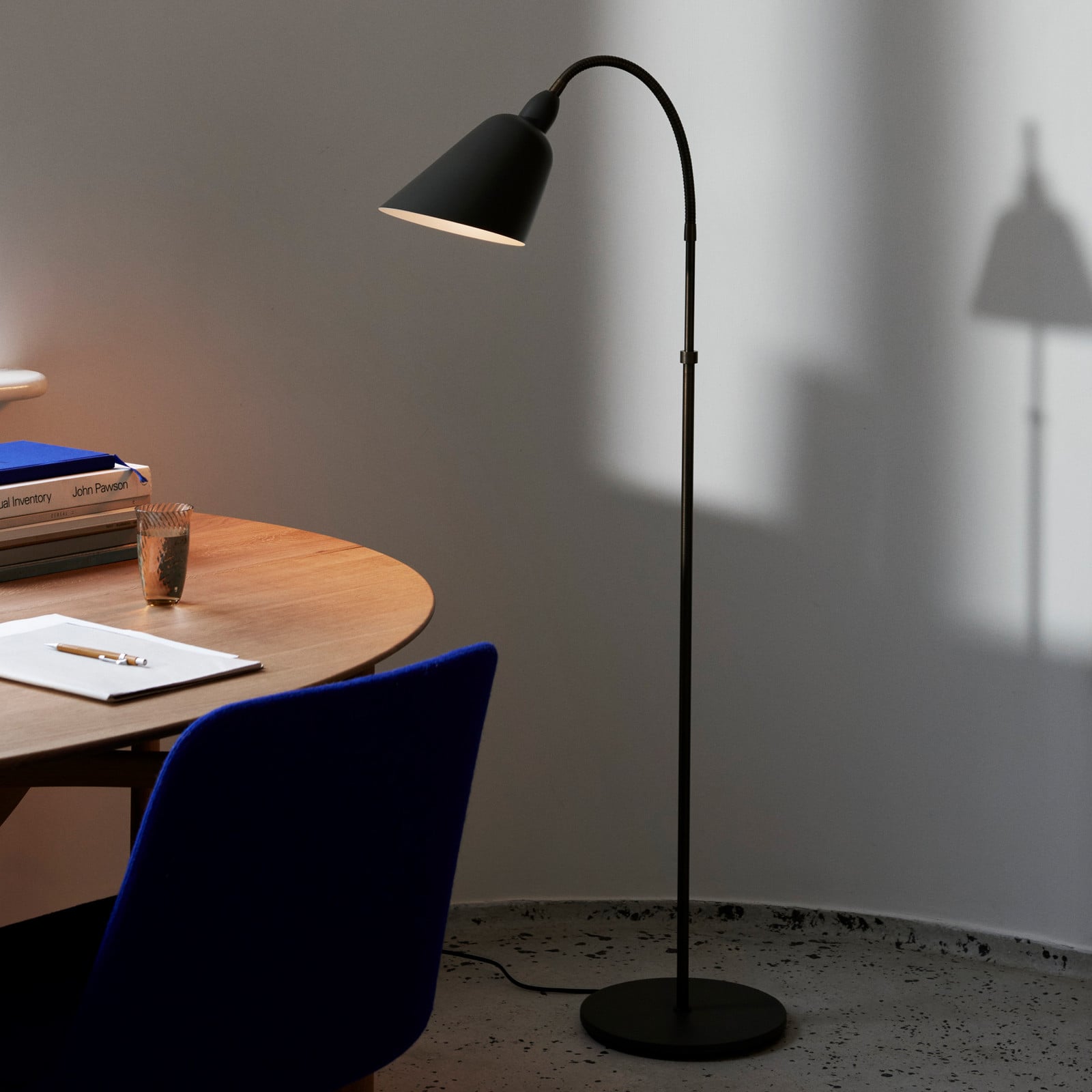 Bellevue AJ7 golvlampa, stengr&aring;/brunerad &Tradition - Vardagsrum - Design - Metall - Med en ljusk&auml;lla