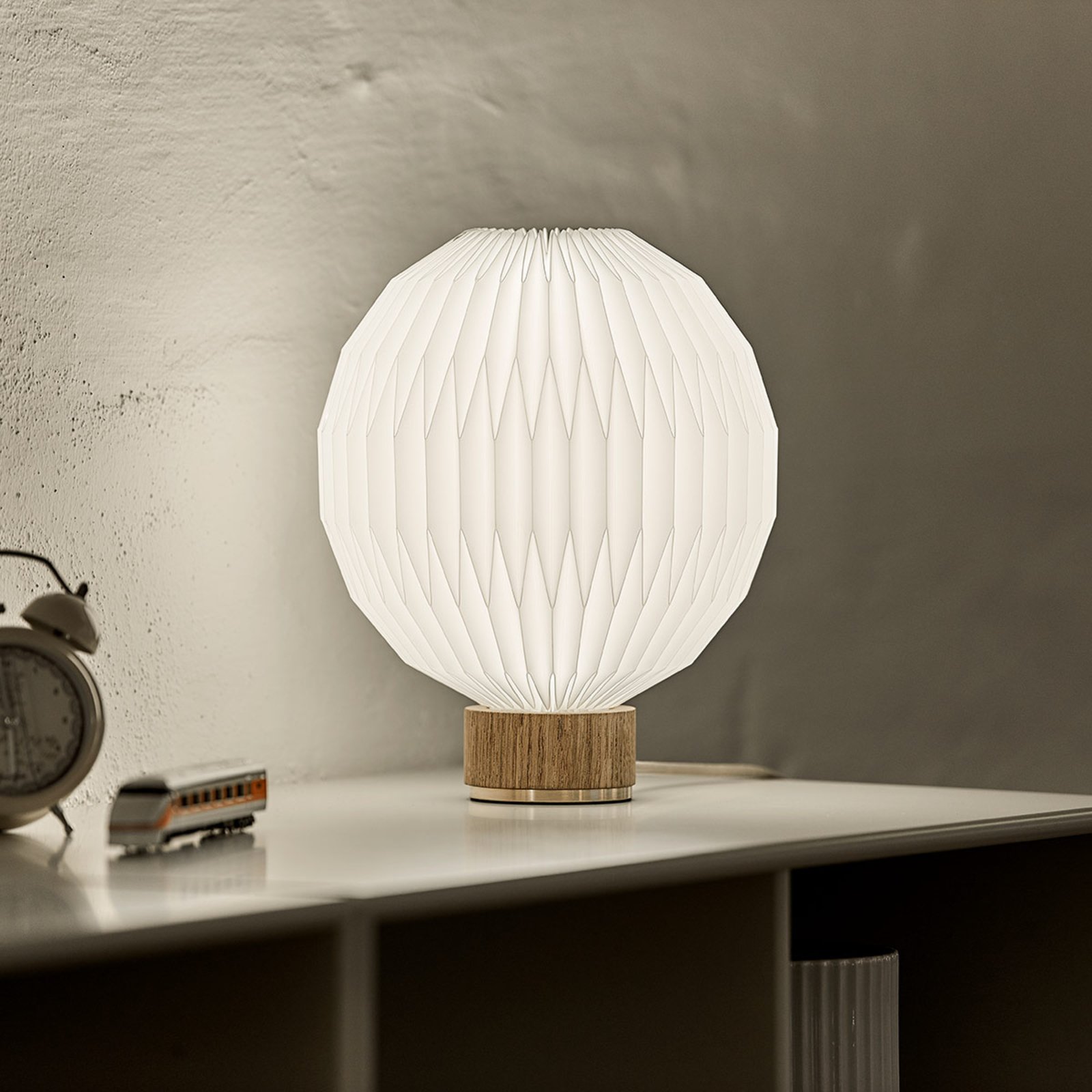 LE KLINT 375 galda lampa ar plastmasas abažūru 25 cm