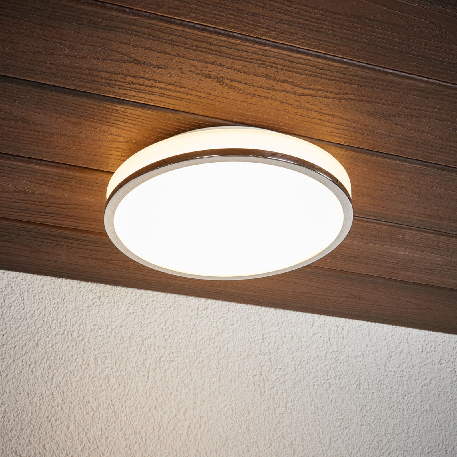 Rund LED-taklampa Lyss med kromrand, IP44