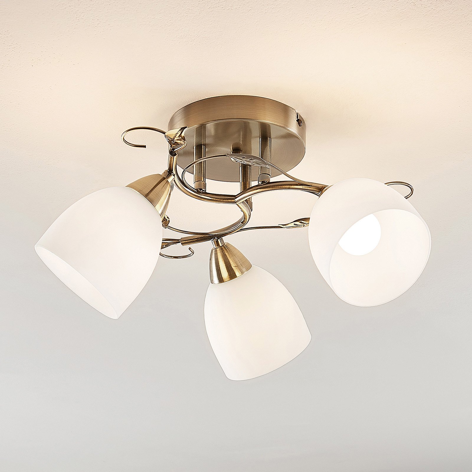 Lindby Thaddeus ceiling light, 3-bulb, height 23 cm
