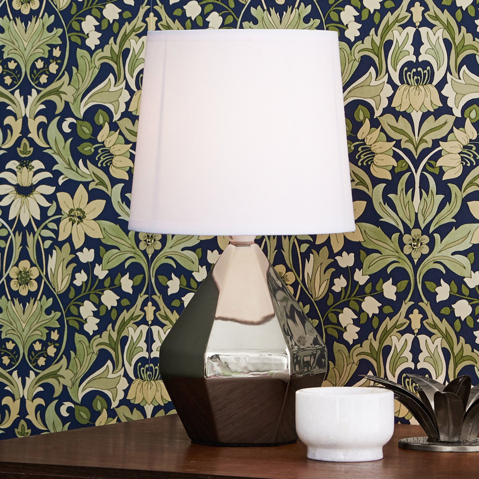 Marksl?jd Bordlampen Ruby med s?lvkeramikkfot - vinduskarm bordlampe - moderne lampe Soverom - keramikk, tekstil