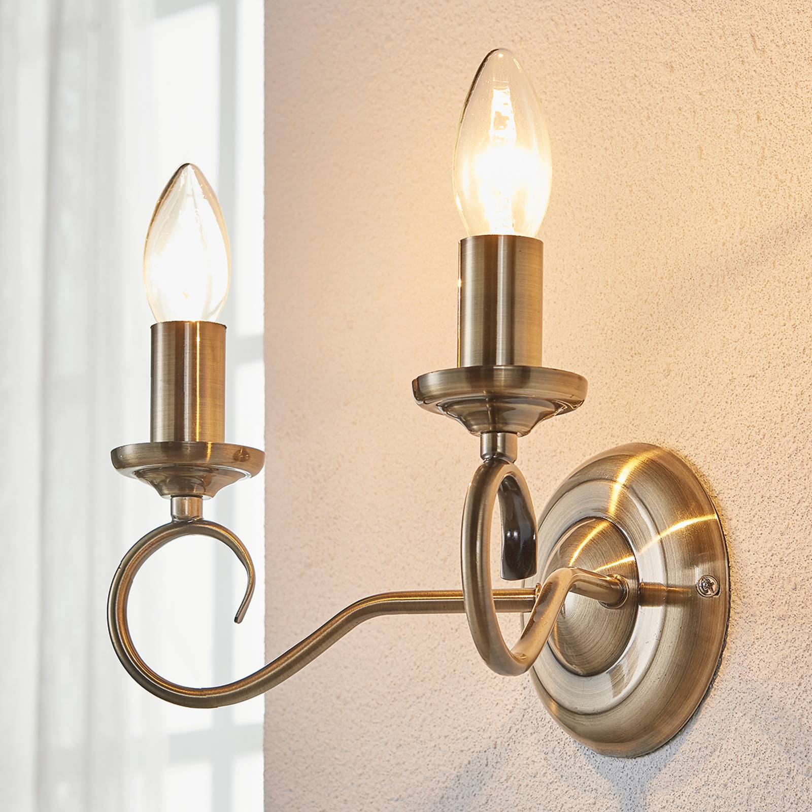Lindby Elegant Marnia wall lamp in antique brass, for Living / Dining Room, metal, E14, 40 W, energy efficiency: A++, W: 27 cm, H: 17 cm