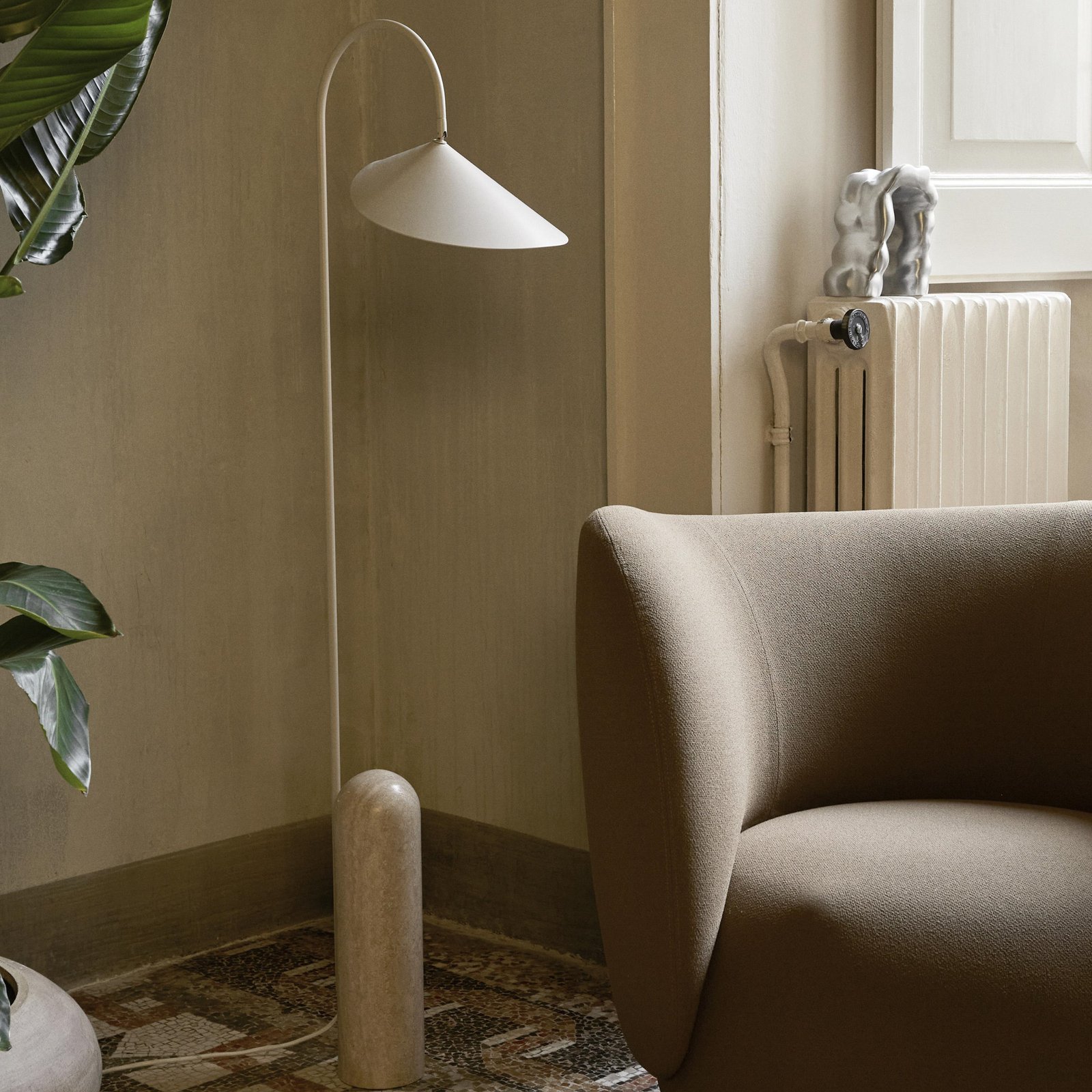 ferm LIVING lampe sur pied Arum, beige, marbre, acier, 136 cm