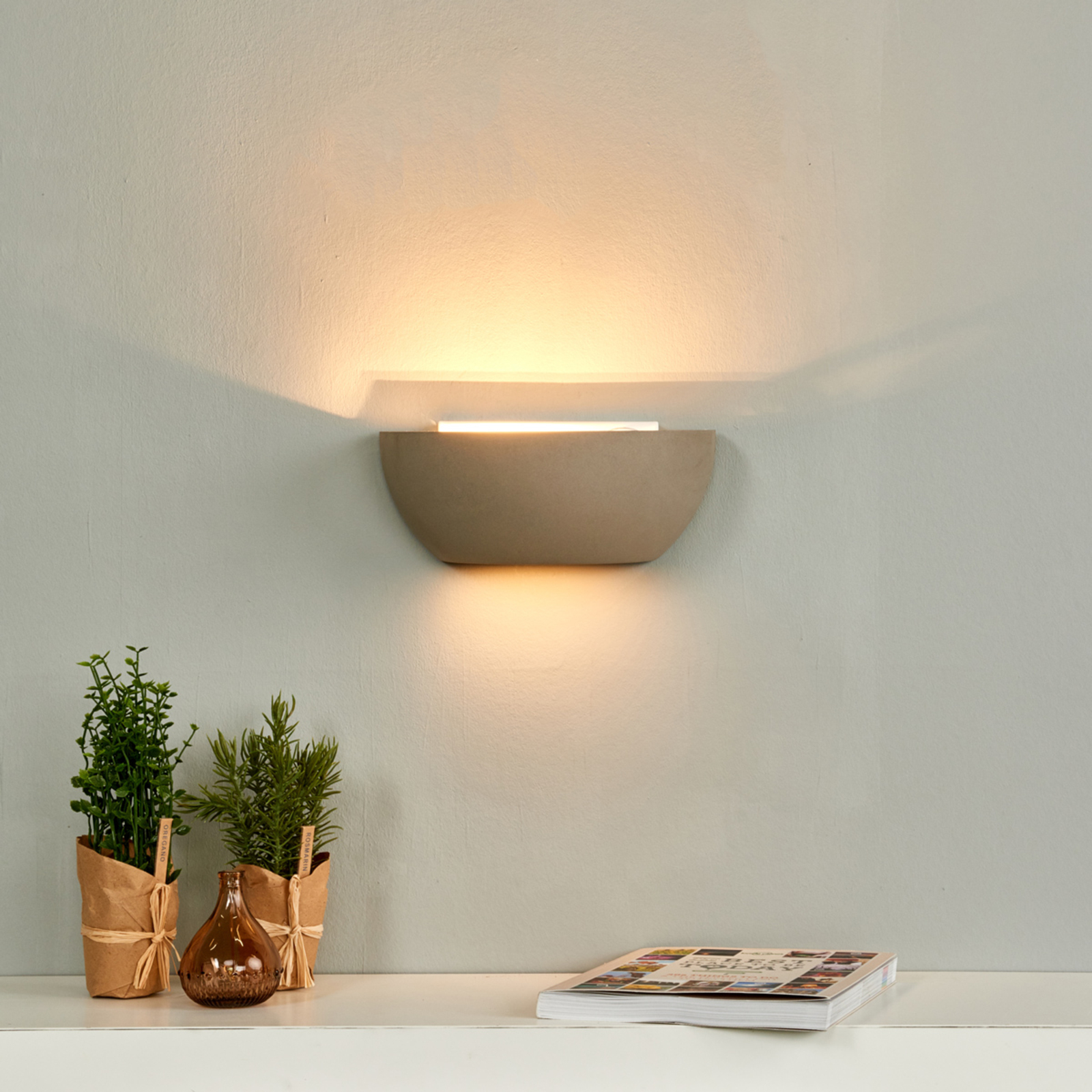 Elegant wall light Renata made of concrete