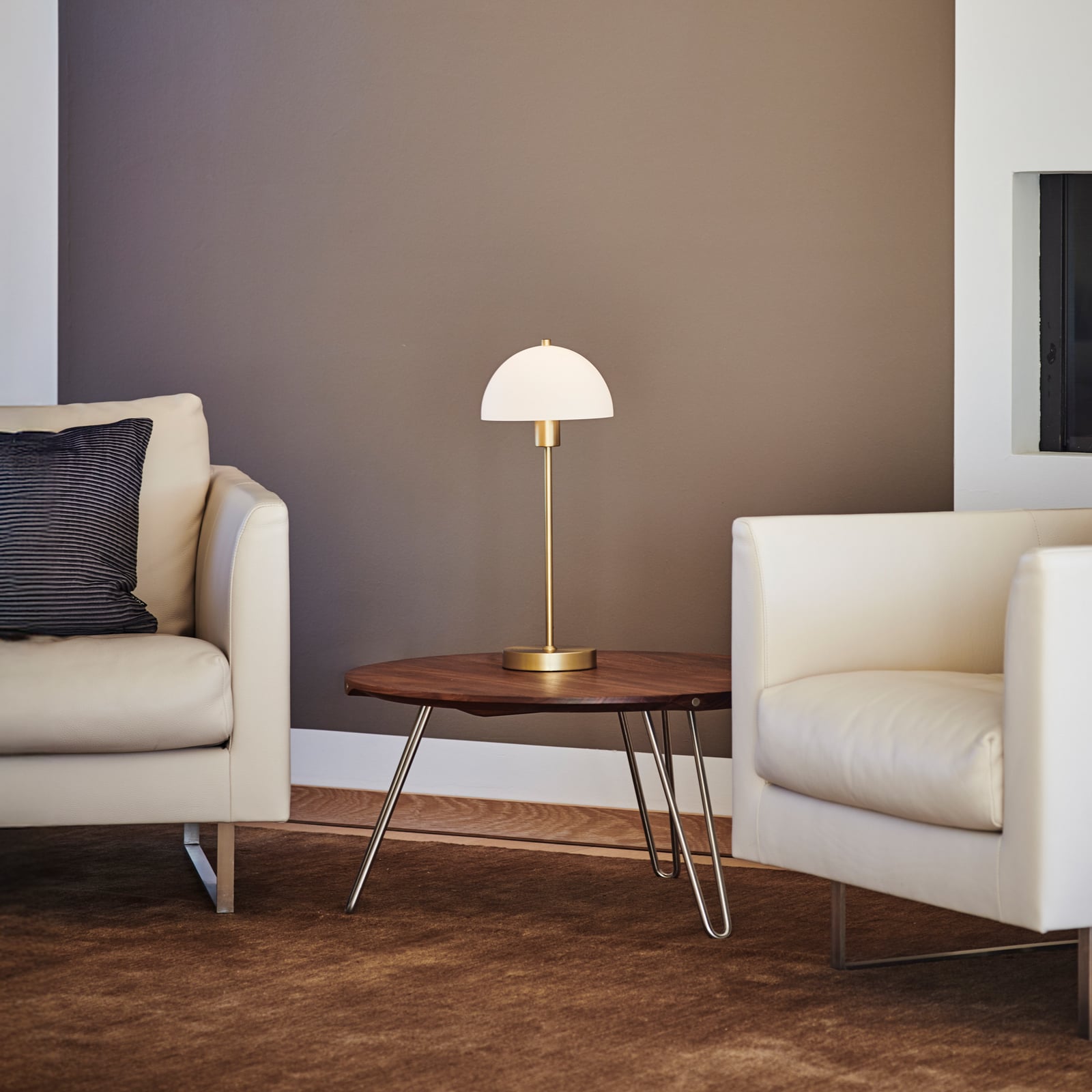 Vienda Lampe de Table Brass/Opal - Herstal Vienda Lampe de Table Brass/Opal - Herstal