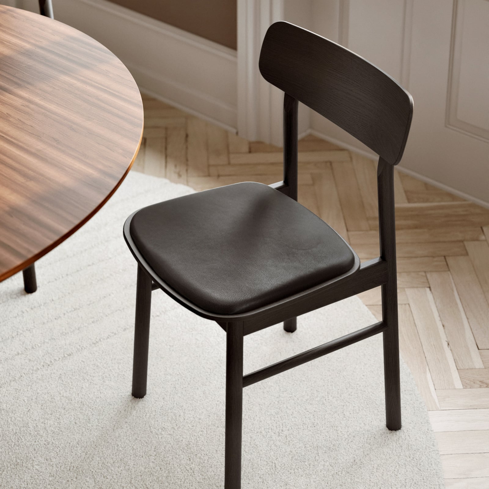 Chaise Soma, noire, cuir, hauteur 79 cm, frêne - Woud Chaise Soma, noire, cuir, hauteur 79 cm, frêne - Woud