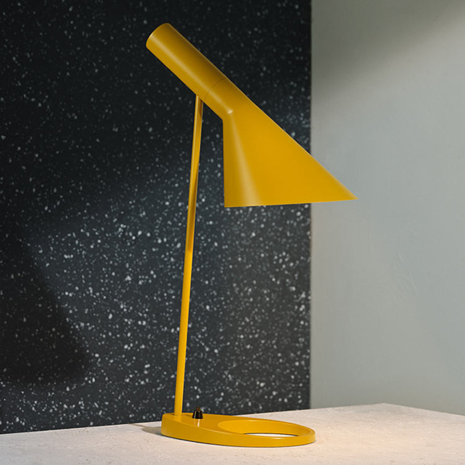Louis Poulsen AJ lámpara de mesa diseño, amarillo
