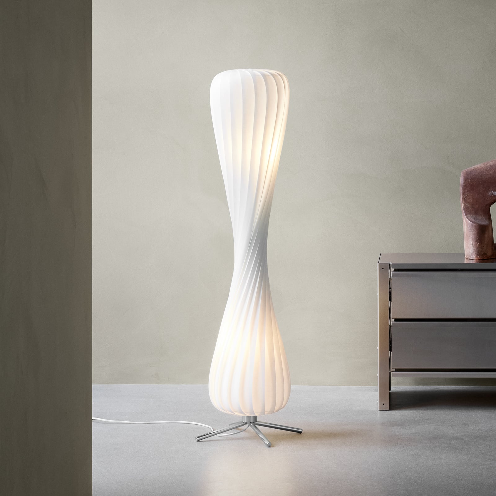 Lampada da terra Tom Rossau TR7, plastica (PP), altezza 117 cm, E27 Lampada da terra Tom Rossau TR7, plastica (PP), altezza 117 cm, E27