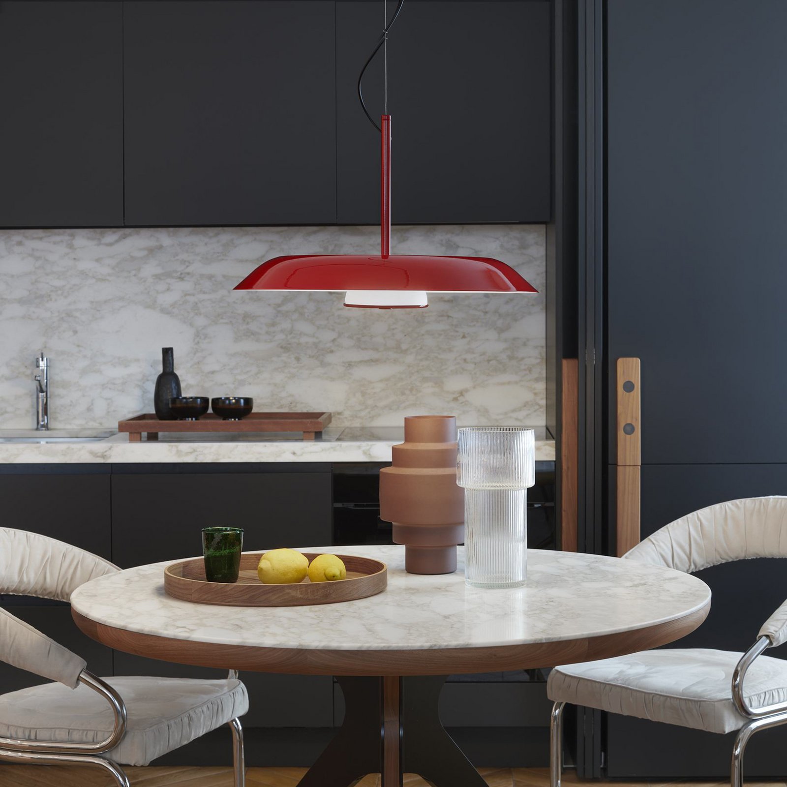 Oluce LED-hængelampe Iride, Ø 85 cm, rød, metal, glas