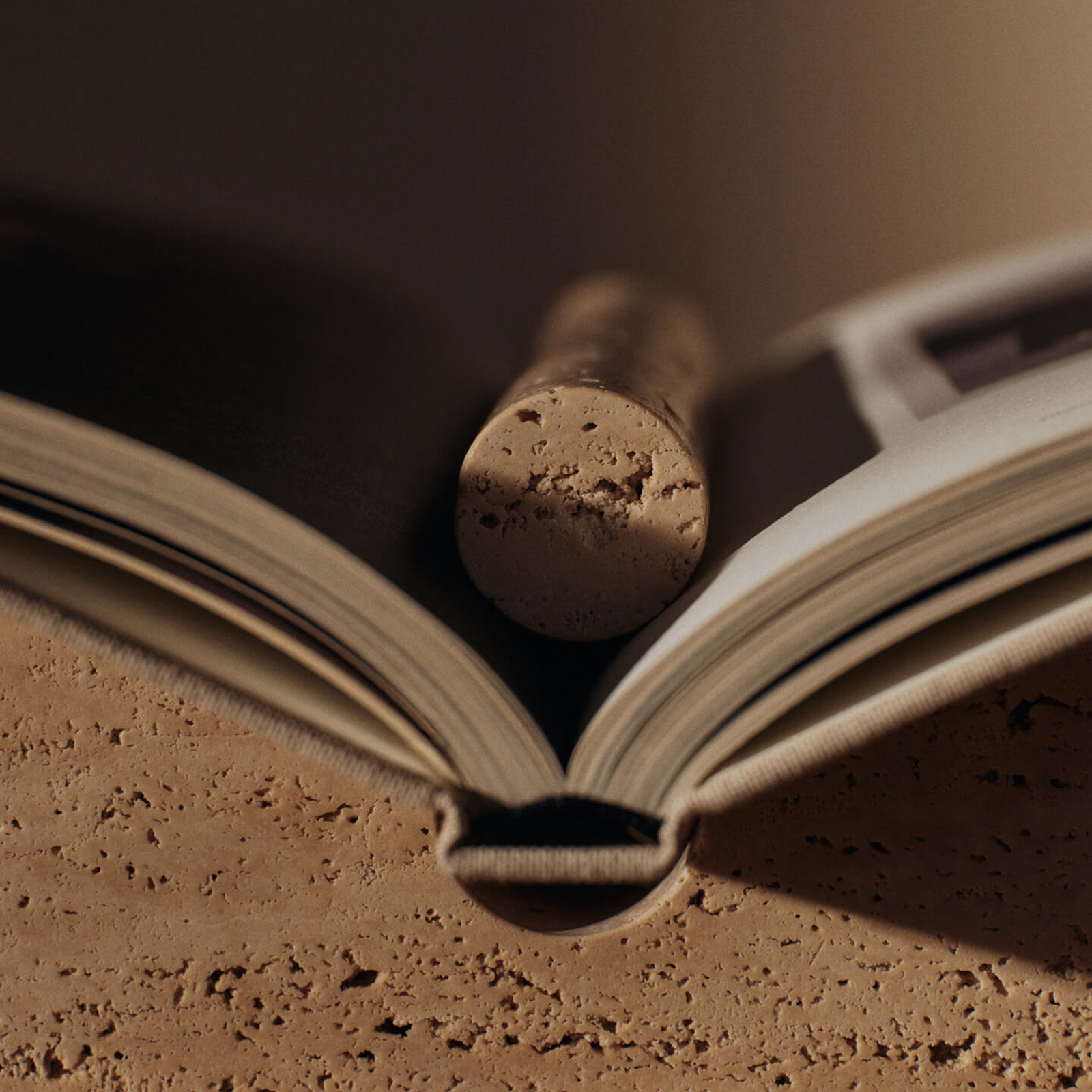 Stojan na knihy Tvara, travertin béžový, 22 x 22 cm – ferm LIVING