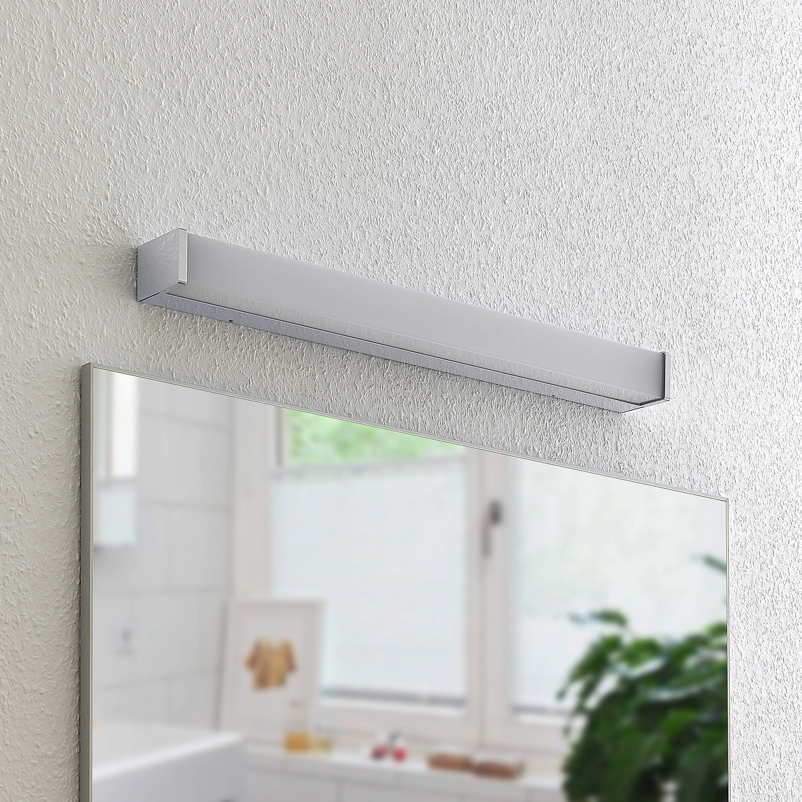 Lindby LED-Badezimmerlampe Klea, 60 cm, chrom, Metall, IP44